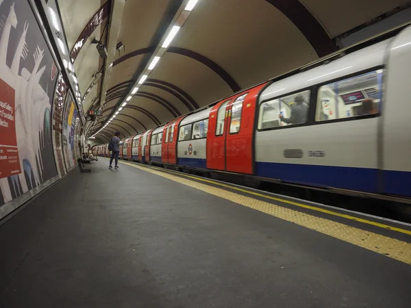 Tren de metro en el andén de Londres — Foto de Stock