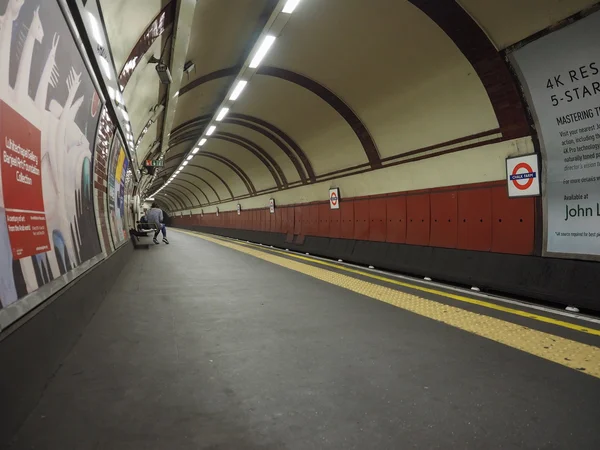 Платформа метро в Лондоне — стоковое фото