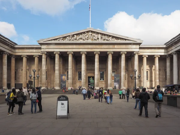 Turistler Londra'da British Museum'da
