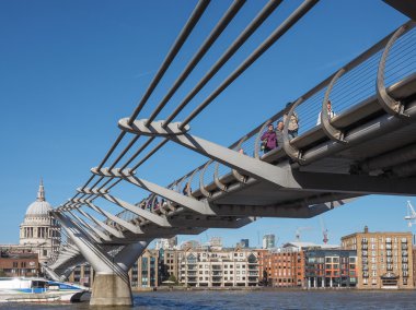 Londra 'daki Milenyum Köprüsü