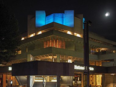 Gece Londra'da National Theatre