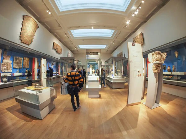 Turisté v Britském muzeu v Londýně — Stock fotografie