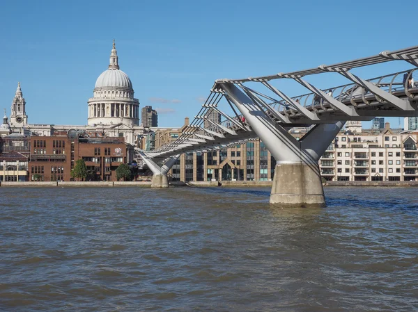 Londra 'daki Milenyum Köprüsü — Stok fotoğraf