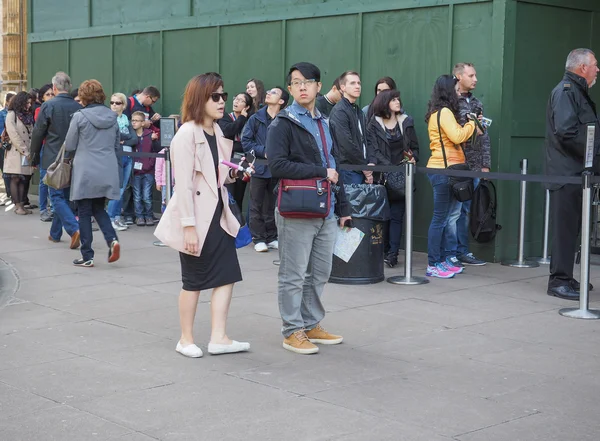 Tourists visiting London — Stock Photo, Image