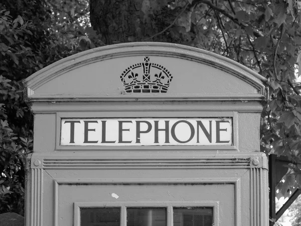 Black and white Red phone box in London — Stock Photo, Image