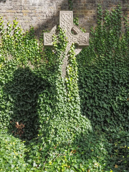 Hrobky a kříže na gotickém hřbitově — Stock fotografie