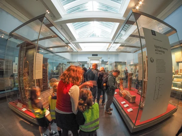 Туристи в Британському музеї в Лондоні — стокове фото