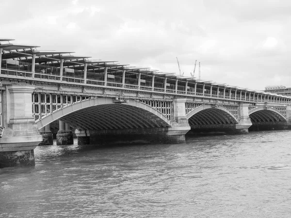 Fekete-fehér Blackfriars bridge Londonban — Stock Fotó