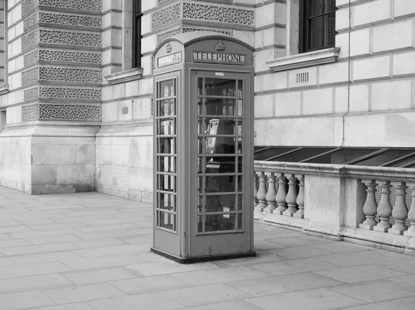 Scatola telefonica rossa in bianco e nero a Londra — Foto Stock