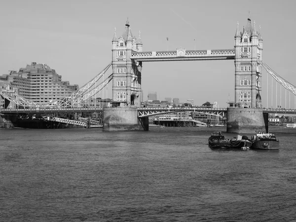 런던의 블랙과 화이트 타워 브리지 — 스톡 사진