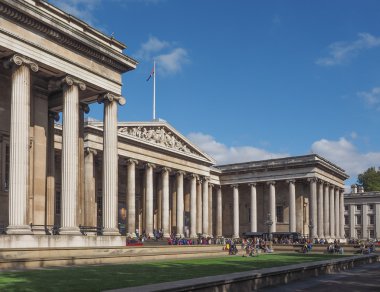 Turistler Londra'da British Museum'da