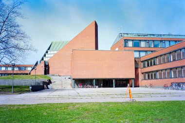 Helsinki Teknoloji Politeknik Enstitüsü namı diğer Aalto Üniversitesi Bilim ve Teknoloji Okulu tarafından Espoo, Finlandiya 'da tasarlanan Alvar Aalto