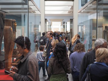 Turistler Londra'da British Museum'da