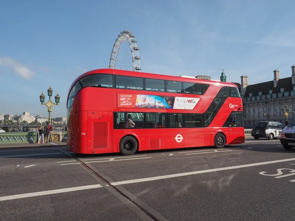 Röd buss i london — Stockfoto