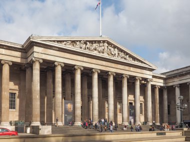Turistler Londra'da British Museum'da