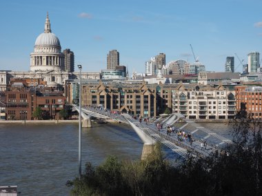 Londra 'daki Milenyum Köprüsü