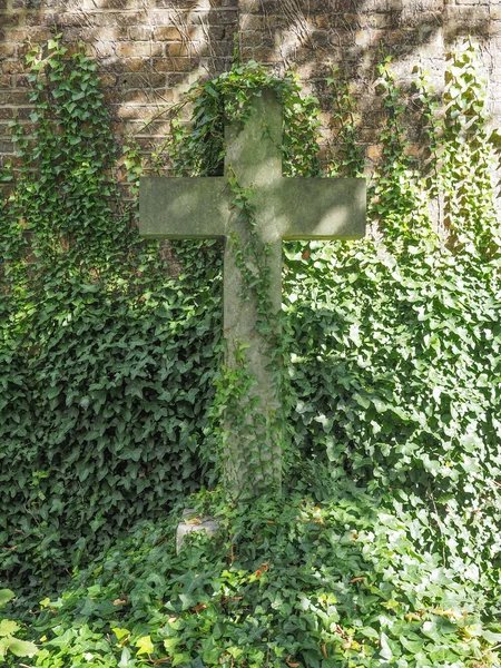 Gräber und Kreuze auf dem Friedhof — Stockfoto