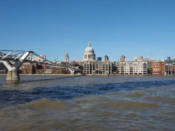 Millenniumsbrücke in London — Stockfoto
