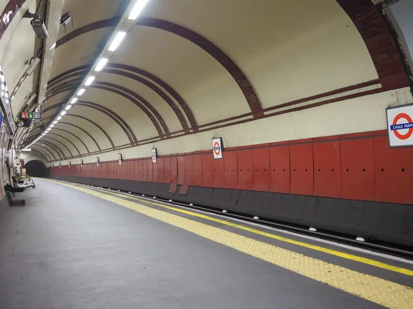 Платформа метро в Лондоне — стоковое фото