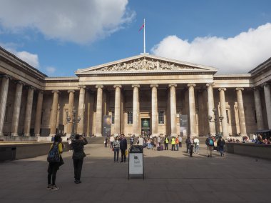 Turistler Londra'da British Museum'da
