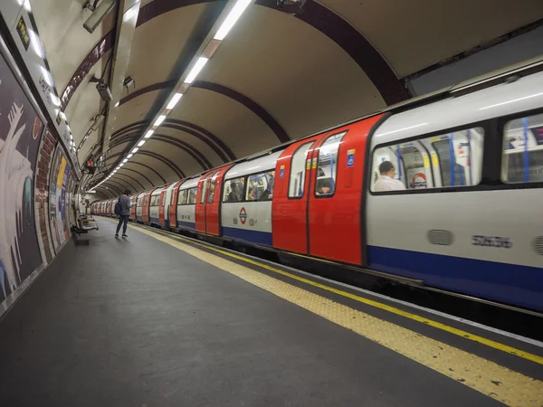 Метро на платформе в Лондоне — стоковое фото