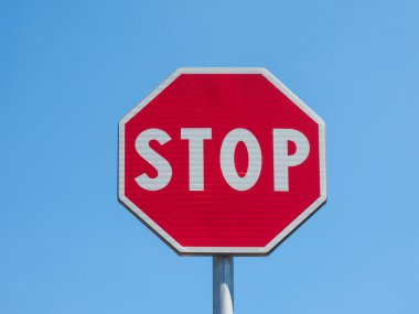 Dur işareti mavi gökyüzü üzerinde