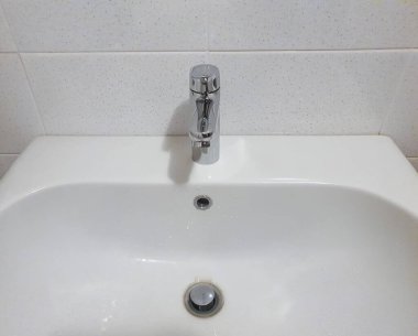 Lavabo lavabosu ve musluk musluğu.