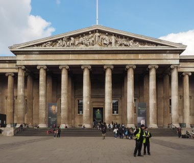 Turistler Londra'da British Museum'da