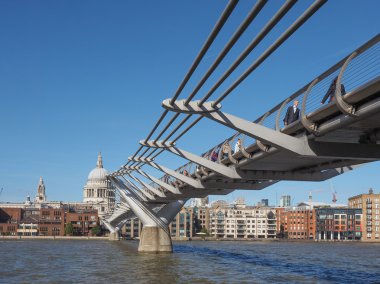 Londra 'daki Milenyum Köprüsü