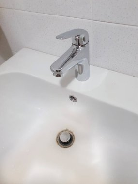 Lavabo lavabosu ve musluk musluğu.