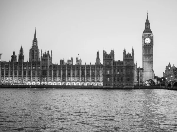 Casas pretas e brancas do Parlamento em Londres — Fotografia de Stock