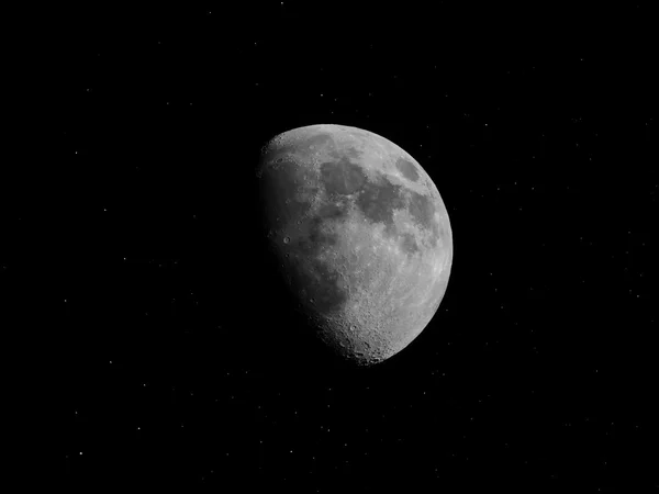 Lua Gibbous preto e branco com estrelas — Fotografia de Stock