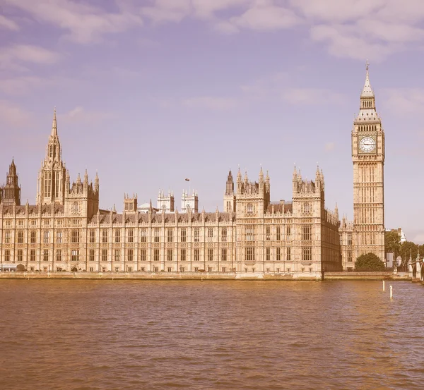 Retro buscando Casas del Parlamento en Londres —  Fotos de Stock