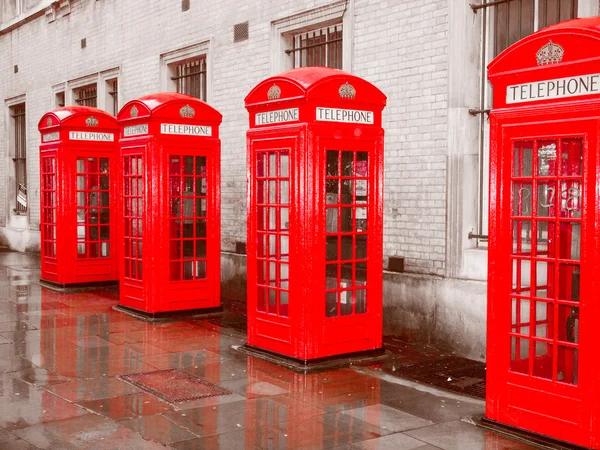 レトロなロンドンの電話ボックスを見る — ストック写真
