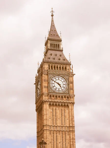 Retro buscando Big Ben en Londres — Foto de Stock