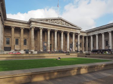 Turistler Londra'da British Museum'da