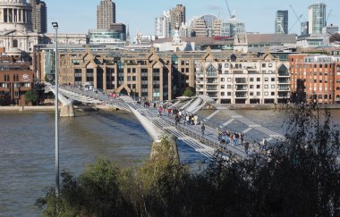 Londra 'daki Milenyum Köprüsü