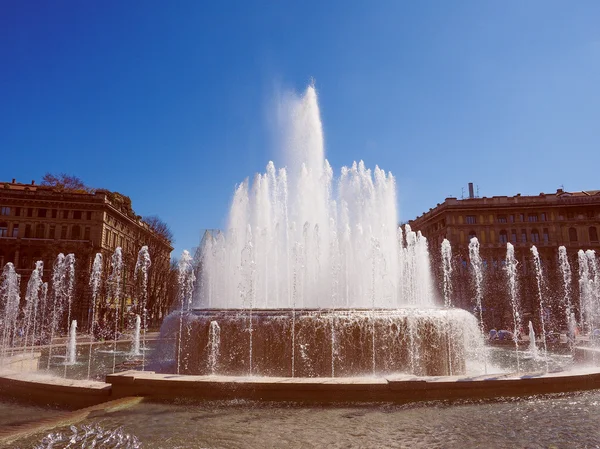 Wyglądowi retro fontanna w Mediolanie — Zdjęcie stockowe