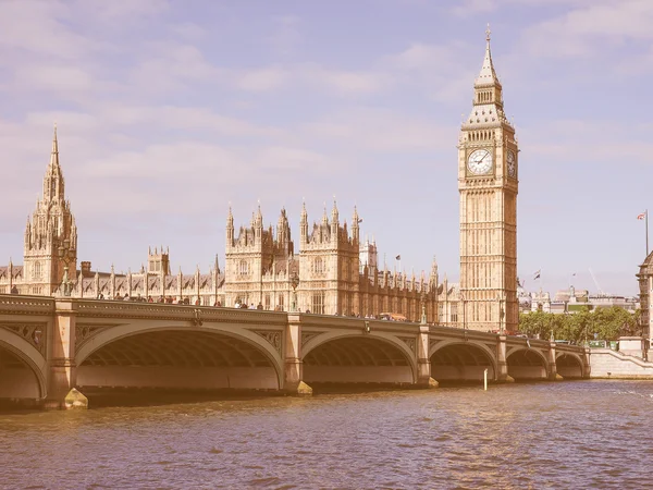 Ретро смотрит в будущее парламента в Лондоне — стоковое фото