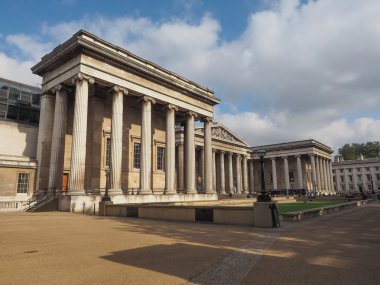 Turistler Londra'da British Museum'da