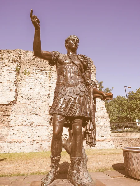 Retro zoek Trajanus standbeeld in Londen — Stockfoto