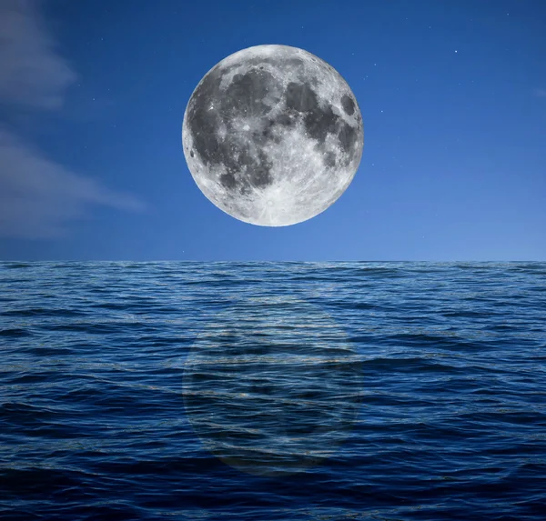 Luna llena en la noche sobre el mar — Foto de Stock