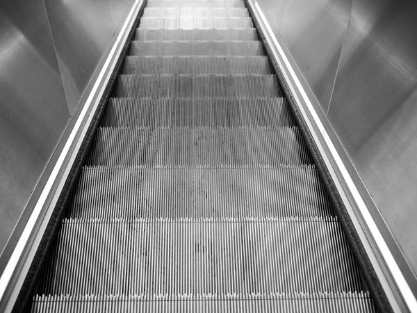 Μαύρο και άσπρο Escalator σκάλα — Φωτογραφία Αρχείου