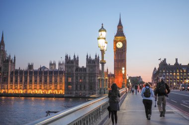 Londra 'daki Westminster Köprüsü ve Parlamento Binaları