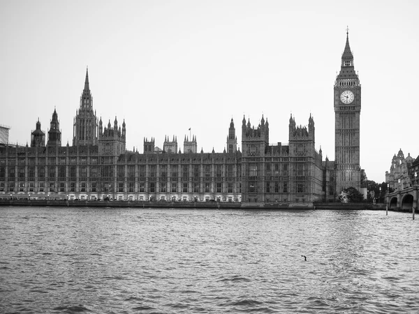 ロンドンの議会の黒と白の家 — ストック写真