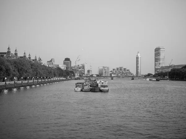Чёрно-белая река Темза в Лондоне — стоковое фото