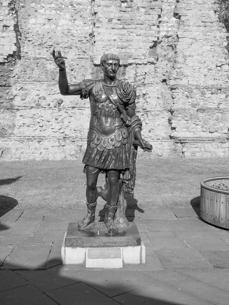 Estatua de Trajano en blanco y negro en Londres — Foto de Stock