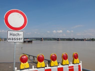 Nehir Rhine sel Mainz