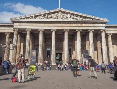 Turistler Londra'da British Museum'da