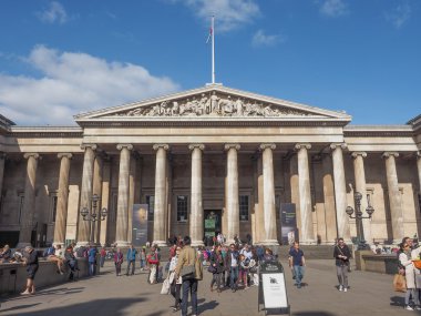Turistler Londra'da British Museum'da